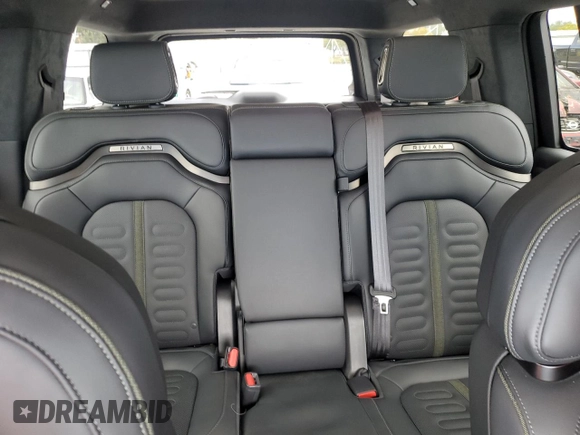 2025 Rivian R1S Adventure z VIN 7PDSGBBA2SN052590, wystawiony jako Copart lot #48431075 z przebiegiem 11 065 mil mil oraz Szkody całkowita. Historia ofert i sprzedaży dostępna na DreamBid. Obrazek 11.