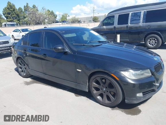 2009 BMW 3 Series 328i z VIN WBAPH57599NL77803, wystawiony jako IAAI lot #41936402 z przebiegiem 236 305 mil mil oraz . Historia ofert i sprzedaży dostępna na DreamBid. Obrazek 1.