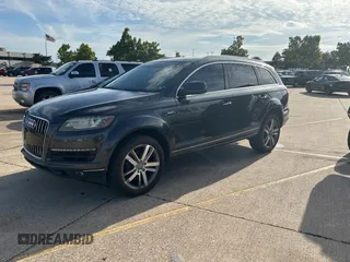 2013 Audi Q7 Premium Plus z VIN WA1LGAFE5DD012655, wystawiony jako Copart lot #63878015 z przebiegiem 108 768 mil mil oraz Czysty tytuł • Clean title. Historia ofert i sprzedaży dostępna na DreamBid. Obrazek 2.