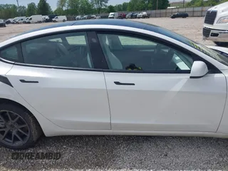 2022 Tesla Model 3 Long Range z VIN 5YJ3E1EB4NF165427, wystawiony jako IAAI lot #42290413 z przebiegiem 73 493 mil mil oraz . Historia ofert i sprzedaży dostępna na DreamBid. Obrazek 13.