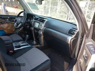 2018 Toyota 4Runner SR5 z VIN JTEBU5JR7J5490718, wystawiony jako IAAI lot #42551721 z przebiegiem 111 237 mil mil oraz . Historia ofert i sprzedaży dostępna na DreamBid. Obrazek 5.