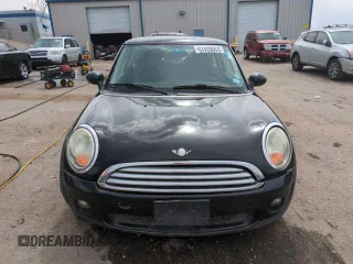 2010 MINI Hardtop z VIN WMWMF3C5XATZ25746, wystawiony jako Copart lot #51662415 z przebiegiem 139 411 mil mil oraz Szkoda całkowita • Salvage title. Historia ofert i sprzedaży dostępna na DreamBid. Obrazek 5.
