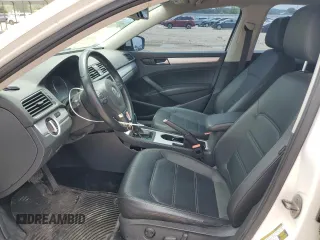 2013 Volkswagen Passat SE z VIN 1VWBH7A36DC086841, wystawiony jako Copart lot #60202355 z przebiegiem 147 359 mil mil oraz Szkoda całkowita • Salvage title. Historia ofert i sprzedaży dostępna na DreamBid. Obrazek 7.