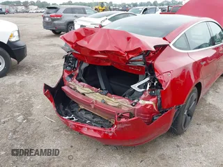 2018 Tesla Model 3 Long Range Battery z VIN 5YJ3E1EB8JF119898, wystawiony jako IAAI lot #42297445 z przebiegiem 29 555 mil mil oraz . Historia ofert i sprzedaży dostępna na DreamBid. Obrazek 6.