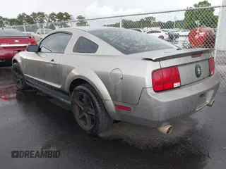 2008 Ford Mustang Deluxe z VIN 1ZVHT80N585103088, wystawiony jako IAAI lot #42473802 z przebiegiem 108 155 mil mil oraz . Historia ofert i sprzedaży dostępna na DreamBid. Obrazek 3.