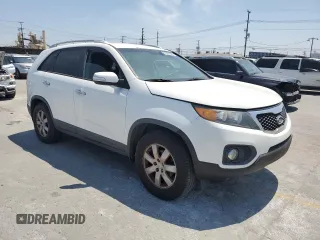 2013 Kia Sorento LX z VIN 5XYKT3A66DG400097, wystawiony jako Copart lot #60937305 z przebiegiem 177 284 mil mil oraz Czysty tytuł • Clean title. Historia ofert i sprzedaży dostępna na DreamBid. Obrazek 4.