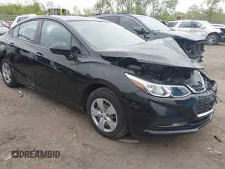 2017 Chevrolet Cruze LS z VIN 1G1BC5SM2H7223276, wystawiony jako IAAI lot #42188962 z przebiegiem 102 796 mil mil oraz . Historia ofert i sprzedaży dostępna na DreamBid. Obrazek 1.