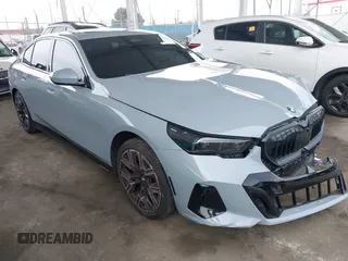 2024 BMW 5 Series 530i z VIN WBA43FJ04RCP88915, wystawiony jako IAAI lot #42126858 z przebiegiem 18 006 mil mil oraz . Historia ofert i sprzedaży dostępna na DreamBid. Obrazek 1.