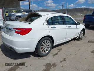 2014 Chrysler 200 Limited z VIN 1C3CCBCGXEN152570, wystawiony jako IAAI lot #41901310 z przebiegiem 135 752 mil mil oraz . Historia ofert i sprzedaży dostępna na DreamBid. Obrazek 4.