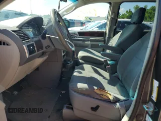 2010 Chrysler Town & Country Touring z VIN 2A4RR5D11AR301021, wystawiony jako Copart lot #61677465 z przebiegiem 173 211 mil mil oraz Czysty tytuł • Clean title. Historia ofert i sprzedaży dostępna na DreamBid. Obrazek 7.
