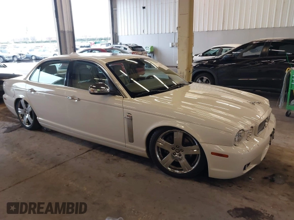 2008 Jaguar XJ Vanden Plas z VIN SAJWA82B28SH29030, wystawiony jako IAAI lot #41231242 z przebiegiem 62 632 mil mil oraz . Historia ofert i sprzedaży dostępna na DreamBid. Obrazek 1.