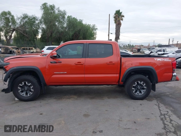 2017 Toyota Tacoma SR5 z VIN 3TMAZ5CN7HM050496, wystawiony jako IAAI lot #40958166 z przebiegiem 104 950 mil mil oraz . Historia ofert i sprzedaży dostępna na DreamBid. Obrazek 15.