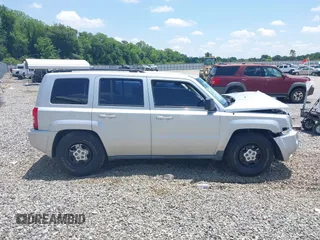 2010 Jeep Patriot Sport z VIN 1J4NT2GB0AD558029, wystawiony jako IAAI lot #42269384 z przebiegiem 231 583 mil mil oraz . Historia ofert i sprzedaży dostępna na DreamBid. Obrazek 13.