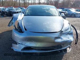 2024 Tesla Model Y Long Range z VIN 7SAYGDEE7RA300756, wystawiony jako IAAI lot #41922910 z przebiegiem 4 262 mil mil oraz . Historia ofert i sprzedaży dostępna na DreamBid. Obrazek 21.