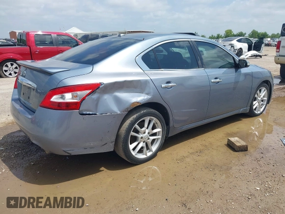 2011 Nissan Maxima SV z VIN 1N4AA5AP2BC843103, wystawiony jako IAAI lot #42512947 z przebiegiem 185 899 mil mil oraz . Historia ofert i sprzedaży dostępna na DreamBid. Obrazek 4.