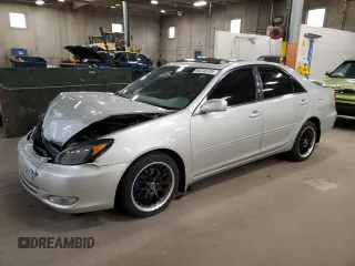 2002 Toyota Camry XLE z VIN 4T1BF32K02U023132, wystawiony jako Copart lot #60245705 z przebiegiem 9 629 mil mil oraz Szkoda całkowita • Salvage title. Historia ofert i sprzedaży dostępna na DreamBid. Obrazek 1.