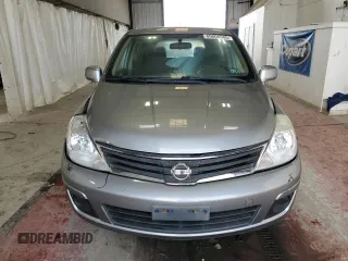 2011 Nissan Versa S z VIN 3N1BC1CP7BL409393, wystawiony jako Copart lot #60806585 z przebiegiem 147 149 mil mil oraz Szkoda całkowita • Salvage title. Historia ofert i sprzedaży dostępna na DreamBid. Obrazek 5.