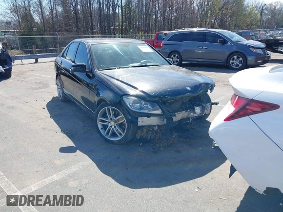 2013 Mercedes-Benz C 300 Sport z VIN WDDGF8AB1DR262578, wystawiony jako IAAI lot #41828966 z przebiegiem 176 190 mil mil oraz . Historia ofert i sprzedaży dostępna na DreamBid. Obrazek 1.