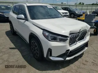 2023 BMW X1 xDrive28i z VIN WBX73EF02P5Y15293, wystawiony jako Copart lot #57629965 z przebiegiem 7 381 mil mil oraz Szkoda całkowita • Salvage title. Historia ofert i sprzedaży dostępna na DreamBid. Obrazek 14.