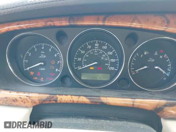 2007 Jaguar XJ Vanden Plas z VIN SAJWA82B87SH13560, wystawiony jako IAAI lot #42502145 z przebiegiem 211 075 mil mil oraz . Historia ofert i sprzedaży dostępna na DreamBid. Obrazek 7.