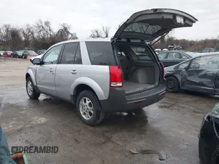 2004 Saturn VUE V6 z VIN 5GZCZ53434S871823, wystawiony jako IAAI lot #41140283 z przebiegiem 104 965 mil mil oraz . Historia ofert i sprzedaży dostępna na DreamBid. Obrazek 3.