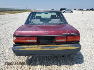 1991 Toyota Camry DLX z VIN 4T1SV21E4MU332100, wystawiony jako Copart lot #64645474 z przebiegiem 164 143 mil mil oraz Czysty tytuł • Clean title. Historia ofert i sprzedaży dostępna na DreamBid. Obrazek 6.