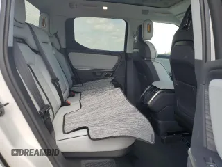 2023 Rivian R1T Adventure z VIN 7FCTGBAA5PN028668, wystawiony jako Copart lot #61126184 z przebiegiem 2337 mil mil oraz Szkody całkowita. Historia ofert i sprzedaży dostępna na DreamBid. Obrazek 10.