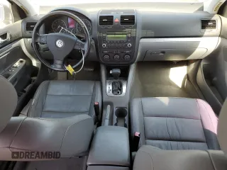 2006 Volkswagen Jetta z VIN 3VWDG71K66M748387, wystawiony jako Copart lot #55269553 z przebiegiem 141 937 mil mil oraz Czysty tytuł • Clean title. Historia ofert i sprzedaży dostępna na DreamBid. Obrazek 8.