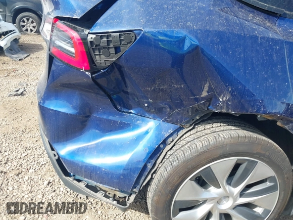 2021 Tesla Model Y Standard Range z VIN 5YJYGDED6MF107711, wystawiony jako IAAI lot #41794384 z przebiegiem 86 934 mil mil oraz . Historia ofert i sprzedaży dostępna na DreamBid. Obrazek 6.