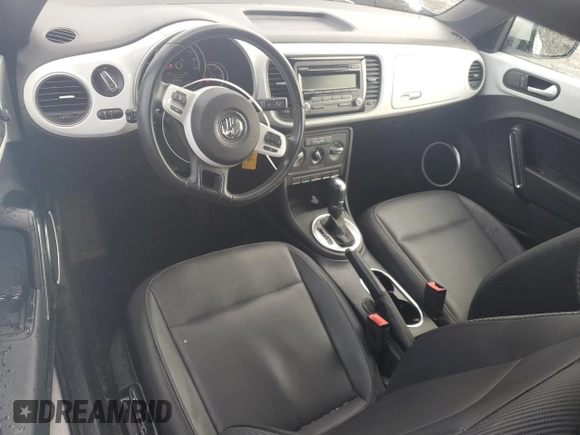 2014 Volkswagen Beetle 1.8T z VIN 3VWJ17AT1EM663680, wystawiony jako Copart lot #48163255 z przebiegiem 67 809 mil mil oraz Szkoda całkowita • Salvage title. Historia ofert i sprzedaży dostępna na DreamBid. Obrazek 8.
