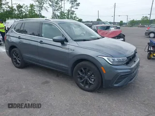 2024 Volkswagen Tiguan SE z VIN 3VV3B7AX8RM134486, wystawiony jako IAAI lot #42095457 z przebiegiem 21 295 mil mil oraz . Historia ofert i sprzedaży dostępna na DreamBid. Obrazek 1.