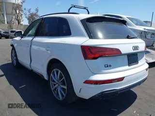 2024 Audi Q5 S line Premium Plus z VIN WA1E2AFY5R2043487, wystawiony jako IAAI lot #41938172 z przebiegiem 19 658 mil mil oraz . Historia ofert i sprzedaży dostępna na DreamBid. Obrazek 3.