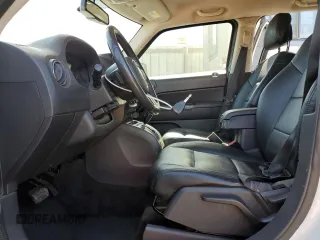 2014 Jeep Patriot Latitude z VIN 1C4NJPFA4ED529835, wystawiony jako Copart lot #57632435 z przebiegiem 150 979 mil mil oraz Czysty tytuł • Clean title. Historia ofert i sprzedaży dostępna na DreamBid. Obrazek 7.