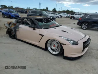 2009 Nissan GT-R Premium z VIN JN1AR54F89M252092, wystawiony jako Copart lot #46330405 z przebiegiem Nie podano mil oraz Nie do naprawy • Non repairable. Historia ofert i sprzedaży dostępna na DreamBid. Obrazek 4.