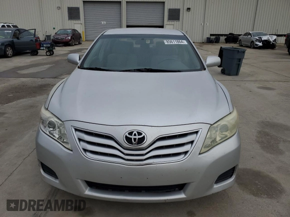 2010 Toyota Camry z VIN 4T1BF3EK2AU103008, wystawiony jako Copart lot #85611864 z przebiegiem 97 116 mil mil oraz Szkoda całkowita • Salvage title. Historia ofert i sprzedaży dostępna na DreamBid. Obrazek 5.