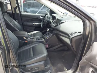 2015 Ford Escape Titanium z VIN 1FMCU0JX3FUA71770, wystawiony jako IAAI lot #42085635 z przebiegiem 141 890 mil mil oraz . Historia ofert i sprzedaży dostępna na DreamBid. Obrazek 5.