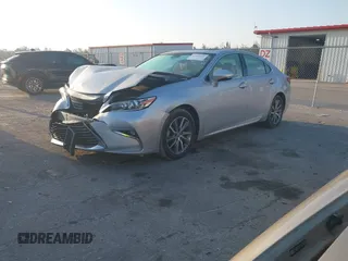 2016 Lexus ES 300h z VIN JTHBW1GG7G2115384, wystawiony jako IAAI lot #42103591 z przebiegiem 86 598 mil mil oraz . Historia ofert i sprzedaży dostępna na DreamBid. Obrazek 17.