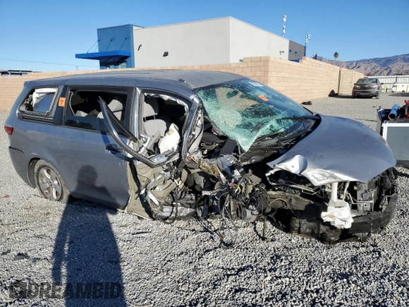 2018 Toyota Sienna L with VIN 5TDZZ3DC1JS956802, listed as a Copart auction lot 42245995 with 53,383 mi miles and Salvage Title. Bid and sale history available at DreamBid. Image 4.