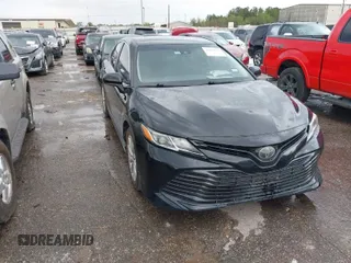 2019 Toyota Camry LE z VIN 4T1B11HK8KU197413, wystawiony jako IAAI lot #41890205 z przebiegiem 136 442 mil mil oraz . Historia ofert i sprzedaży dostępna na DreamBid. Obrazek 1.
