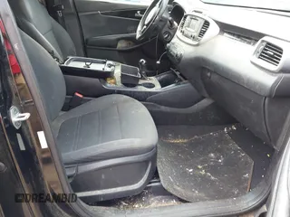 2016 Kia Sorento LX with VIN 5XYPGDA5XGG168325, listed as a IAAI auction lot 42123471 with 267,254 mi miles. Bid and sale history available at carsss.com. Image 5.