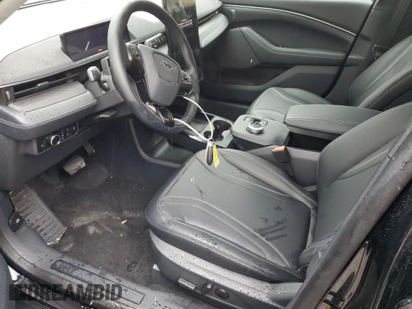 2024 Ford Mustang Mach-E Premium z VIN 3FMTK3R70RMA15127, wystawiony jako Copart lot #83343264 z przebiegiem 66 mil mil oraz Szkoda całkowita • Salvage title. Historia ofert i sprzedaży dostępna na DreamBid. Obrazek 7.