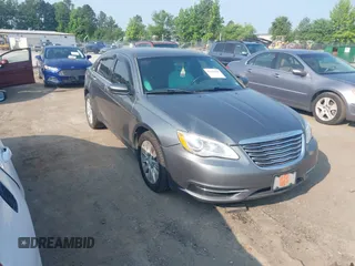 2013 Chrysler 200 LX z VIN 1C3CCBAG5DN724419, wystawiony jako IAAI lot #42428856 z przebiegiem 185 190 mil mil oraz . Historia ofert i sprzedaży dostępna na DreamBid. Obrazek 1.