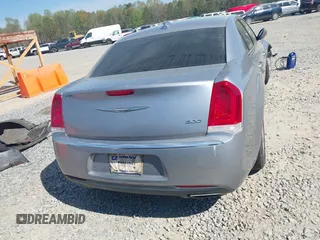 2015 Chrysler 300 Limited z VIN 2C3CCAAG2FH786866, wystawiony jako IAAI lot #41910140 z przebiegiem 183 770 mil mil oraz . Historia ofert i sprzedaży dostępna na DreamBid. Obrazek 17.
