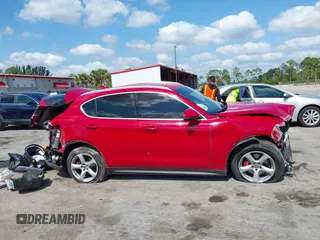 2018 Alfa Romeo Stelvio z VIN ZASFAKAN8J7B82205, wystawiony jako IAAI lot #42228471 z przebiegiem 67 968 mil mil oraz . Historia ofert i sprzedaży dostępna na DreamBid. Obrazek 14.