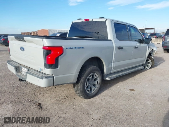 2023 Ford F-150 Lightning Pro z VIN 1FTVW1EL4PWG59817, wystawiony jako IAAI lot #41243052 z przebiegiem 9 859 mil mil oraz . Historia ofert i sprzedaży dostępna na DreamBid. Obrazek 4.