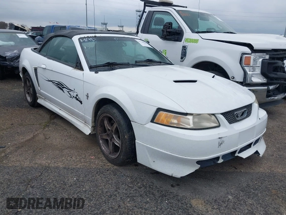 2000 Ford Mustang with VIN 1FAFP4440YF265297, listed as a IAAI auction lot 41739266 with 170,907 mi miles. Bid and sale history available at carsss.com. Image 1.