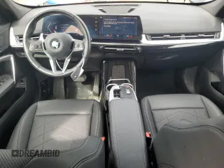 2023 BMW X1 xDrive28i z VIN WBX73EF04P5W99465, wystawiony jako Copart lot #55800655 z przebiegiem 53 799 mil mil oraz Tytuł czysty. Historia ofert i sprzedaży dostępna na DreamBid. Obrazek 8.