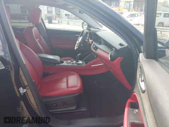 2020 Alfa Romeo Stelvio Ti z VIN ZASPAKBN7L7C92393, wystawiony jako IAAI lot #41824452 z przebiegiem 53 616 mil mil oraz . Historia ofert i sprzedaży dostępna na DreamBid. Obrazek 5.