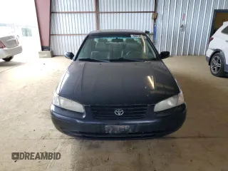 1998 Toyota Camry LE z VIN JT2BF28KXW0141801, wystawiony jako Copart lot #48014915 z przebiegiem 189 656 mil mil oraz Czysty tytuł • Clean title. Historia ofert i sprzedaży dostępna na DreamBid. Obrazek 5.