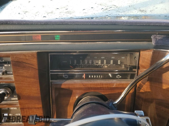 1988 Cadillac Brougham z VIN 1G6DW51Y1JR761749, wystawiony jako Copart lot #80371494 z przebiegiem 1271 mil mil oraz Tytuł czysty. Historia ofert i sprzedaży dostępna na DreamBid. Obrazek 9.